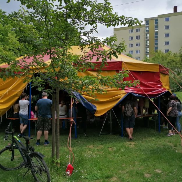 Kinder machen Circus im Circuszelt